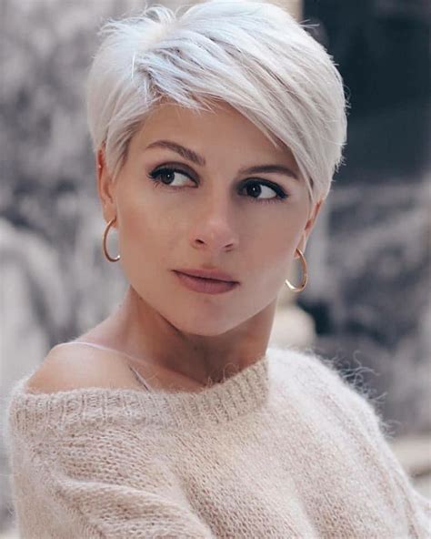 You can find the latest celebrity short haircuts, shoulder length hairstyles, long hairstyles here. Kort Hår Korte Frisyrer Dame 2020 | Grekland Cypern