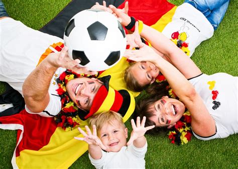 Das turnier ist dabei gleich auf zwei arten ein besonderes. Tipps für die Fußball EM mit Kindern | Tambini