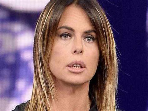 Dalle passerelle alla televisione, vita, carriera e amori della conduttrice. Paola Perego si svela: vacanze, marito, violenza subita ...