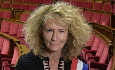 Née en 1964, mère de 3 enfants et issue de la société civile, je suis la députée libertés et. Seule à voter contre le plan de déconfinement, la députée ...