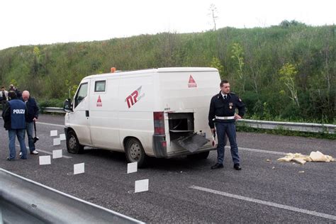 Assalto a un furgone portavalori sulla a14. Assalto andato a segno ad un portavalori sulla Roma ...