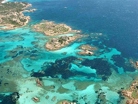 Budelli è un'isola appartenente all'arcipelago di la maddalena, situata all'estremo nord della sardegna presso le bocche di bonifacio. L'isola di Budelli è fuori pericolo: resta come riserva ...