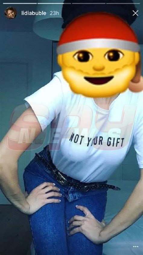 Fara genele lungi, glossurile care. FOTO / Lidia Buble pune toți bărbații pe jar! Sânii ei au ...