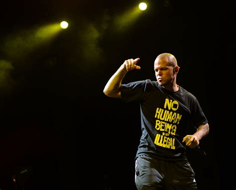 Residente es un artista, rapero y escritor de puerto rico. Residente arranca gira con explosivo concierto en el ...