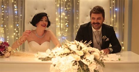 Seneler önce tanışıp aşık olmuş bir gelinle bir damat bir nikah salonu önünde öpüşür. "Düğüm Salonu" bu akşam Show TV'de