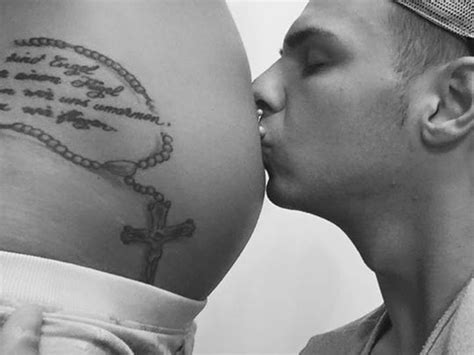 Engels war 2013 bis 2019 mit dem sänger pietro lombardi verheiratet, die beiden haben einen gemeinsamen sohn, alessio. 1. Foto! Sarah Engels zeigt ihren süßen Babybauch ...