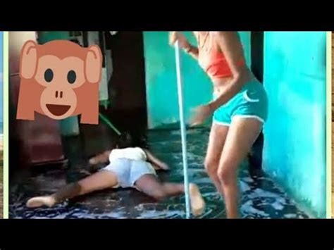 Menina dançando funk, escorrega - YouTube