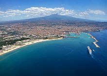 De stad ligt aan de voet van de vulkaan etna. Catania (stad) - Wikivoyage