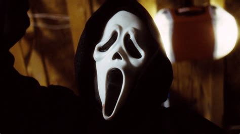 Revivez les meilleurs moments du film en camouflant votre visage sous ce masque. Behold the New Mask of Ghostface in the Scream TV Series - IGN