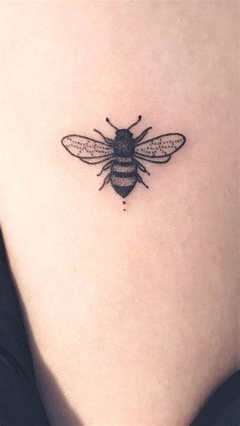 You might have noticed the back of the neck to be a common place for some small and subtle tattoos. 13 Tattoo Ideas in 2020 | Subtle tattoos, Tattoos, Bee tattoo