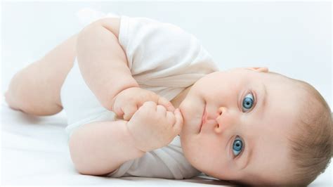 Baby blue photo papel tapiz de bebe patrones de papel tapiz. Cute Blue Eyes Baby Is Lying Down On Floor Wearing White ...