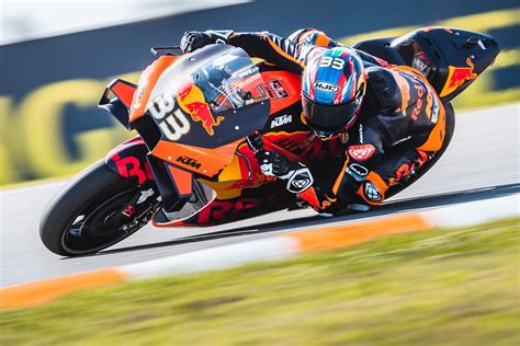 Yarışta bitiş çizgisini ilk sırada geçen 26 yaşındaki brad binder, kariyerinin ikinci motogp zaferini elde etti. Binder agradece KTM por "moto estupenda" e celebra "sonho ...