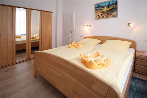 39 qm groß und besteht aus schlafzimmer, küche und wohnzimmer mit sofa und badezimmer mit dusche. Haus Fischer Juist - Pension