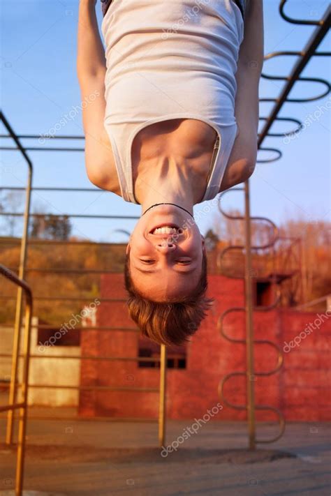 Wählen sie aus erstklassigen inhalten zum thema hanging upside down woman in höchster qualität. Girl hanging upside down on gymnastics rings — Stock Photo ...