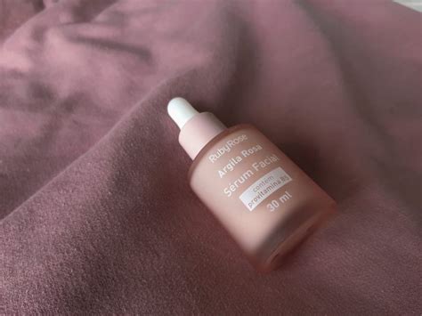 Slightly more viscous than bio oil but somehow, bio serum applies much more smoothly, like a fluid serum, and it totally not greasy at all. Resenha: Sérum Facial Argila Rosa da Ruby Rose, é bom mesmo?