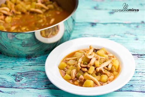 Le seppie con piselli sono un secondo piatto di pesce preparato con le seppie tagliate a strisce e cotte in padella con i piselli. Seppie con patate e piselli in padella ricetta facile ...