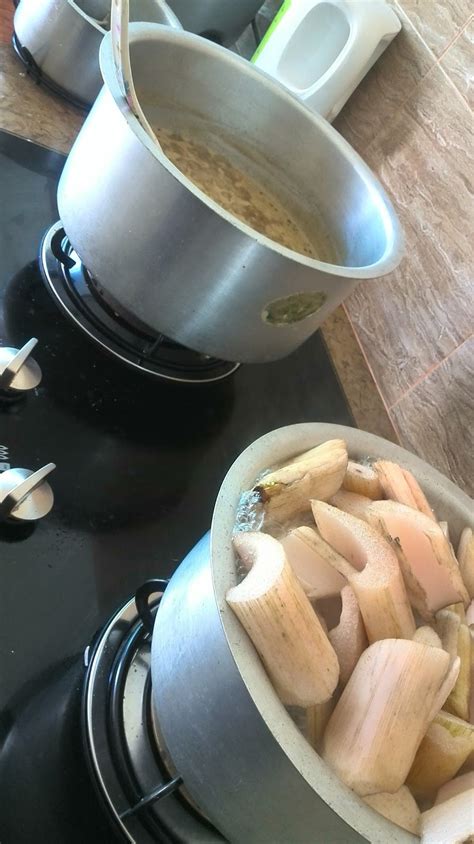 Masukkan santan bersama tumisan bumbu dan parutan kunyit. namakucella: KELADI MASAK LEMAK KUNING