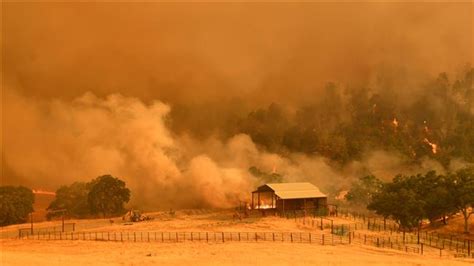 Liputan6.com, jakarta kebakaran hutan terjadi di newbury park, california. Kebakaran Hutan di California Utara Kembali Meluas, 1.200 ...