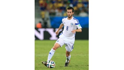 Nu leder han trupperna i sin tämligen fria roll på mittfältet. Pjanic's Official Bosnia & Herzegovina Signed Shirt, World ...