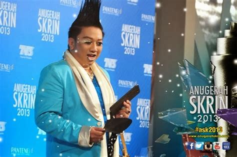 Dia dilahirkan di hospital kandang kerbau, singapura. Sri Mersing: Azwan Bapuk Kata Azmin Lagi Layak Dari Anwar!!