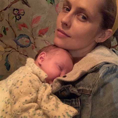 Rodzice aktorki rozwiedli się w 1989 roku, ze strony ojca ma ona dwie przyrodnie siostry. Week 4 Post Partum Vlog by Teresa Palmer — Your Zen Mama ...