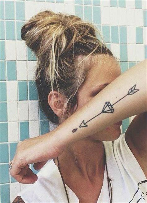 A good way to learn more about how an arrow tattoo costs is to talk to your tattoo artist of choice, or contact the studio you want to visit. Flecha diamante - Tatuajes para Mujeres