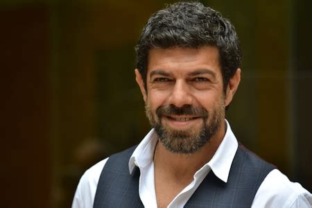 Ora per l'attore è giunto il momento di. Pierfrancesco Favino: "essere è essere diversi" - Teatro e ...