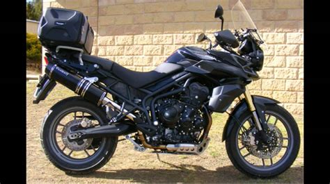 Triumph has given the tiger 800 a high specification direct from the factory. Triumph Tiger 800 - 2011 with BeoWulf exhaust - YouTube