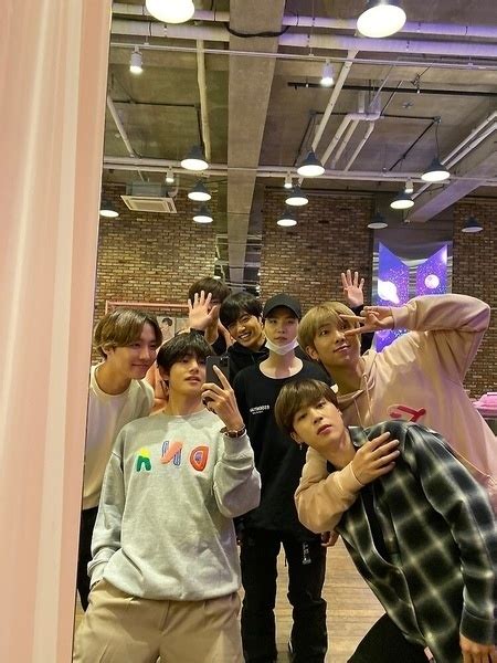 Btsarmystuff is an independent artist creating amazing.terminada °•onde taehyung se apaixona pelo seu professor de história yoongi é resolve começar a mandar fotos provocantes. 15 Potret Mirror Selfie V BTS atau Kim Taehyung yang ...