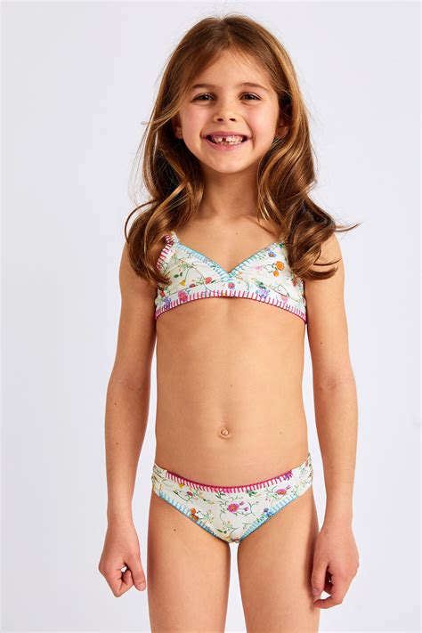 Che tu preferisca un top a triangolo o a fascia, slip a vita bassa o alta, abbiamo il bikini perfetto per valorizzare le tue forme in spiaggia. Costume da bagno bambina 2 pezzi ecru a fiori | MARIACHI ...