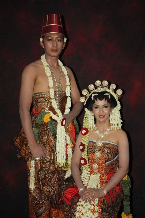 Dalam gaya berpakaian, masyarakat suku sunda mengenal beberapa jenis baju adat yang didasarkan pada fungsi, umur, atau untuk keperluan upacara adat perkawinan, para pengantin adat sunda akan mengenakan pakaian khusus yang dinamai pakaian pengantin. Pengantin Jawa Solo Basahan | Pengantin Jawa Solo ...