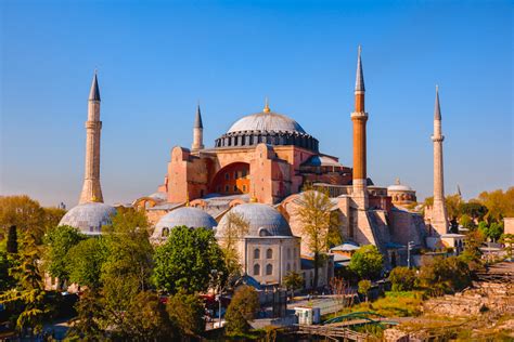 Ayasofya, fatih sultan mehmet han'ın 1453 fethinden sonra cami olmuş ve adı değiştirilmeyerek ayasofya camii olarak anılmıştır. "Ayasofya kilise olsun" diyen Elif Şafak'tan yeni paylaşım! - HyeTert