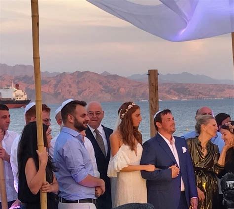 אחרי מסיבת רווקות נוצצת ומנקרת עיניים, הגיעה מאיה ורטהיימר (26), נכדתו של המליארדר סטף ורטהיימר, מאובזרת בחברותיה הסלבס לאילת הדרומית כדי למסד את היחסים עם ארוסה אסף זמיר (37), הלא הוא סגן ראש עיריית תל אביב. הלאונג': עושים כבוד במועדון | TMI