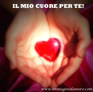 Le 150 più belle e romantiche. Immagine d'Amore con cuore nelle mani