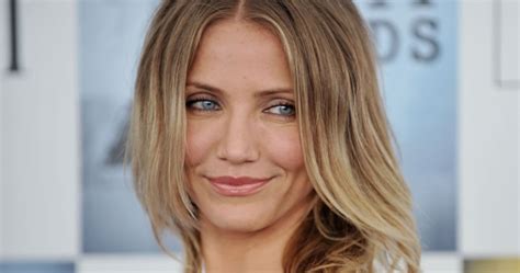 Tout d'abord, vous pouvez partir sur une coupe assez structurée avec des mèches les coupes trop courtes sont aussi à proscrire, au risque de souligner la proéminence du front et du menton. Coupe Courte Femme Pour Visage Rectangulaire / Comment ...