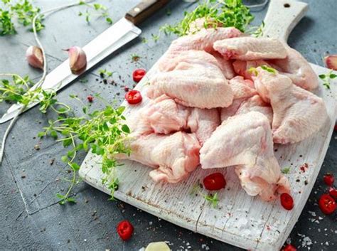 Bang ayam mentah kalau di rendem air tanpa masuk kulkas emang gk busuk? Bunda Perlu Tahu, 5 Cara Menyimpan Ayam & Ikan Lebih Tahan ...