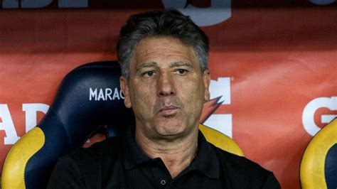 Ренато порталуппі (народився 9 вересня 1962 р.), відомий як ренато гаучо, є бразильським футбольним тренером і колишнім футболіст який грав як правий вінгер. Renato tem sua pior derrota no comado gremista