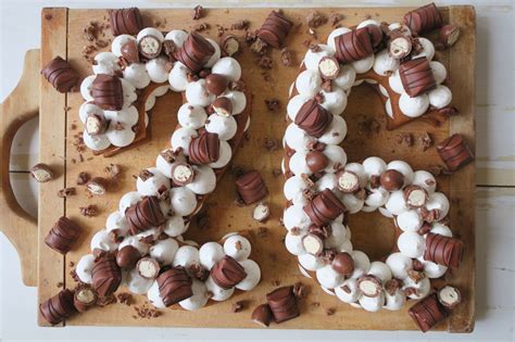 Ici voici le rétro planning possible versez la crème en 3 fois sur le chocolat fondu : Number Cake vanille, praliné & Kinder | Ganache chocolat ...