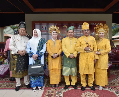 Baju kebaya dipakai oleh wanita melayu. Pakaian Adat Melayu Riau Untuk Orang Tua - Baju Adat ...