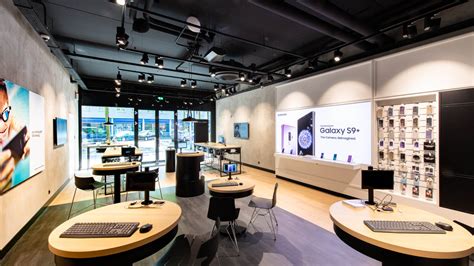 Complete list of service center (centre) in malaysia. Opening Samsung Service Center Vuurplaat in Rotterdam-Zuid ...