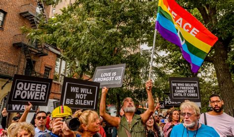 El mes del orgullo se trata de celebrar el amor y la igualdad, y hoy en la sede central de amazon en seattle, glamazon, el grupo de afinidad lgbtqia+ de amazon, izó la nueva bandera de progreso y orgullo, que incluye los colores este junio, te invitamos a unirte a nosotros y celebrar con orgullo. Orgullo gay historia: ¿Por qué junio es el mes del orgullo ...