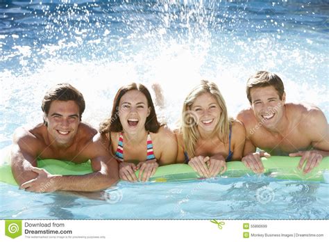 L'unico vero linguaggio nel mondo è il bacio. Gruppo Di Amici Che Si Rilassano Insieme Nella Piscina ...