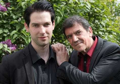 Non seulement il est aujourd'hui à la tête d'un pactole de plus de 700 000 euros (il vise désormais le million avant de céder sa place) mais le charmant quinqua a également trouvé l'amour dans les coulisses. Le grand gagnant des 12 coups de midi, Christian Quésada ...