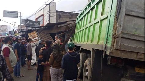 Informasi yang diterima, satu unit bus dilaporkan terperosok ke dalam jurang. Kecelakaan Maut di Sumedang Kemarin Sore, Tubuh Manusia ...