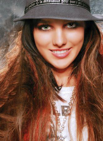 Ewa farna's profile including the latest music, albums, songs, music videos and more updates. ÓCULOS DE LENNON: Ewa Farna - Beleza, Voz e Talento!