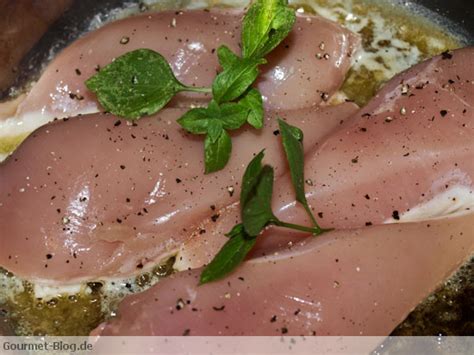 Brathähnchen in der pfanne mit knoblauch und kräutern. Gebratene Hähnchenbrust mit Honigtrauben