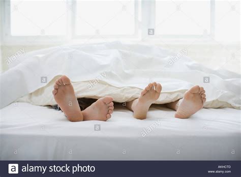 Mir war die ganze koordination. Füße des Paares im Bett Stockfoto, Bild: 8573580 - Alamy