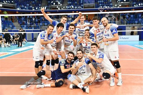 Con tuttosport segui tutta la pallavolo, i campionati italiani ed internazionali, la nazionale, pallavolo maschile e femminile. Pallavolo SuperLega - Milano vs Verona (foto di Elena ...