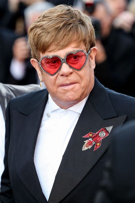 Born 25 march, 1947, as reginald kenneth dwight, he started to play the piano at the early. Elton John durch Auftritt von Unschulds-Häftling "zu ...