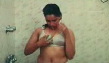 Desi mature aunty bathing in pond secretly recorded. Mallu Aunty Hot Bathing(hide cam) Pictures ~ Celebrity Flare